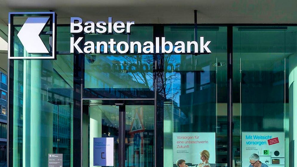 In the first half of its anniversary year 2024, Basler Kantonalbank (BKB) reports a higher consolidated profit despite declining income (archive image)