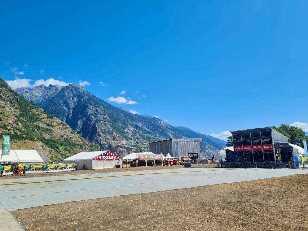 Noch ist das Gelände fast leer, dafür ist die Kulisse umso schöner.