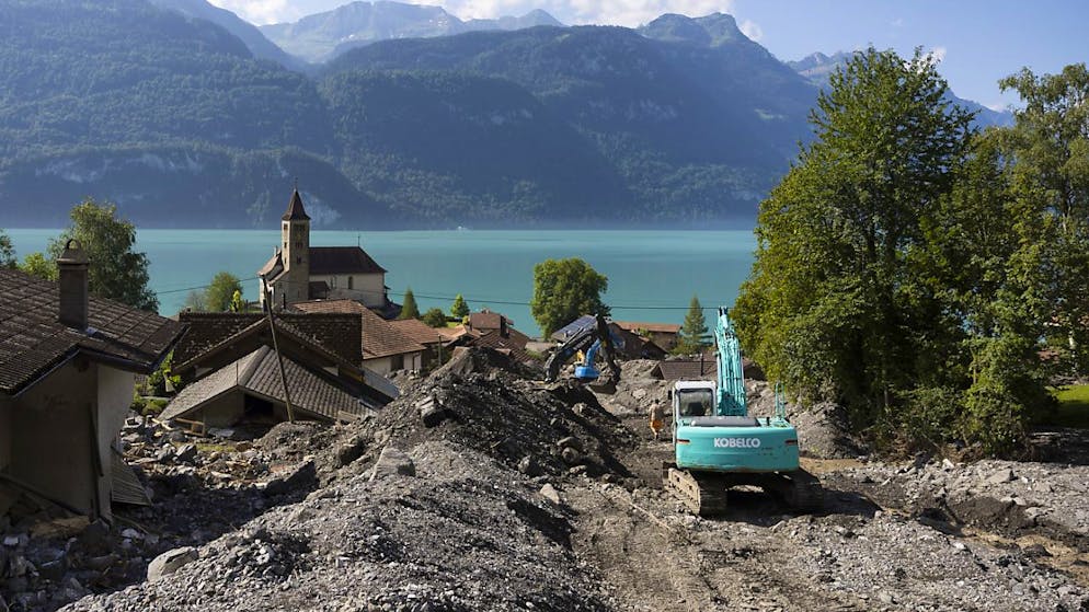 Des pelleteuses construisent une digue de protection à Brienz (BE).