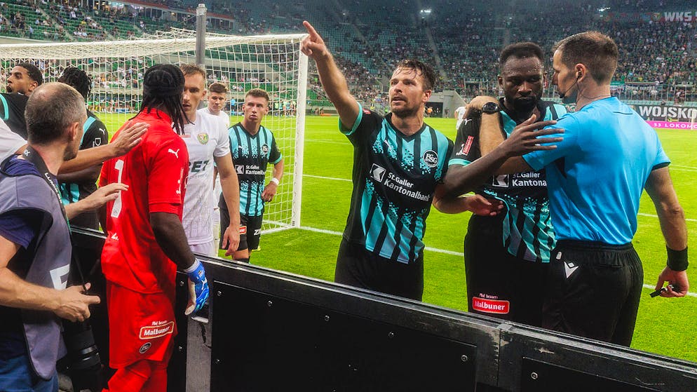 Die St.Galler Spieler beschweren sich bei Schiedsrichter Duje Strukan über rassistische Laute und Gesten aus dem Publikum.