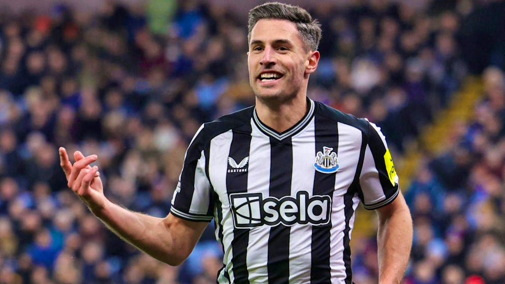 Fabian Schär has a good laugh with his salary
