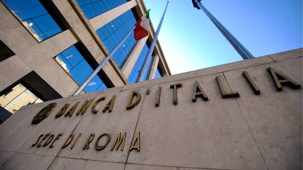 Lo stato italiano vive sulla base dei prestiti.