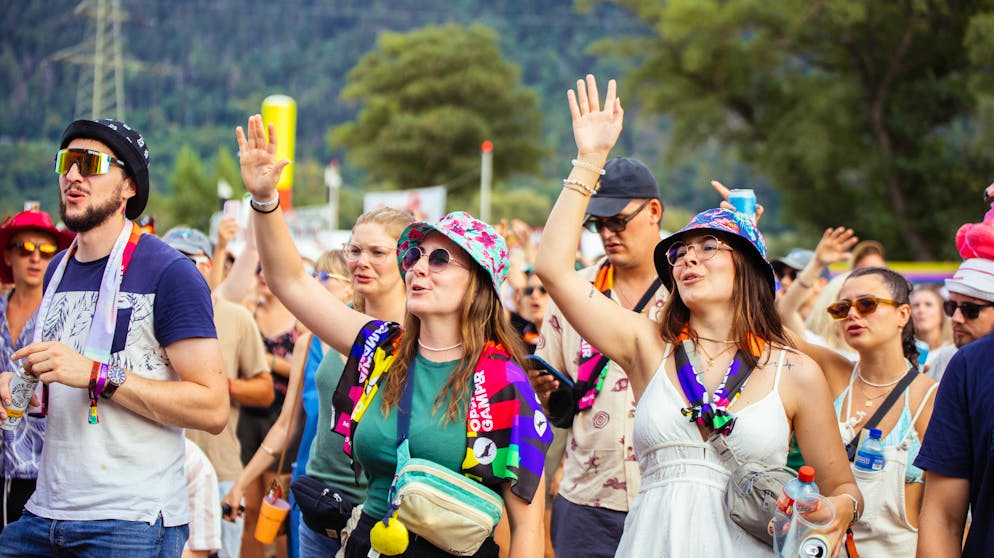 BG6 Gampel. Auch am Freitag lockt das Lineup die Massen vom Zeltplatz vor die Bühnen.