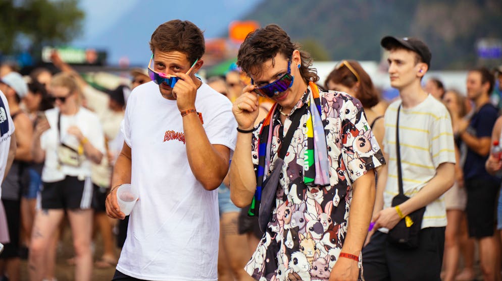 BG6 Gampel. Im Posieren können diese beiden Besucher mindestens mit den Stars auf der Bühne mithalten.