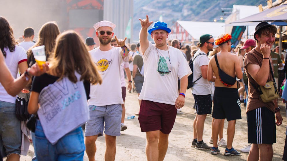 BG6 Gampel. Die Mano cornuta (Hörner-Geste) wird heute Abend bei den Shows von Yungblud oder The Offspring mit Sicherheit noch mehr zu sehen sein.
