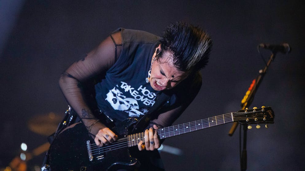 BG7 Gampel. Der 27-Jährige erobert die Herzen der Zuschauer mit energetischen Gitarrenriffs...