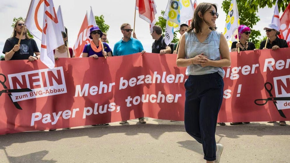 SP Co-President Mattea Meyer, together with activists from the major trade unions, is getting ready to submit over 140,000 signatures to the Federal Chancellery for the referendum against the pension fund reform. (June 17, 2023)