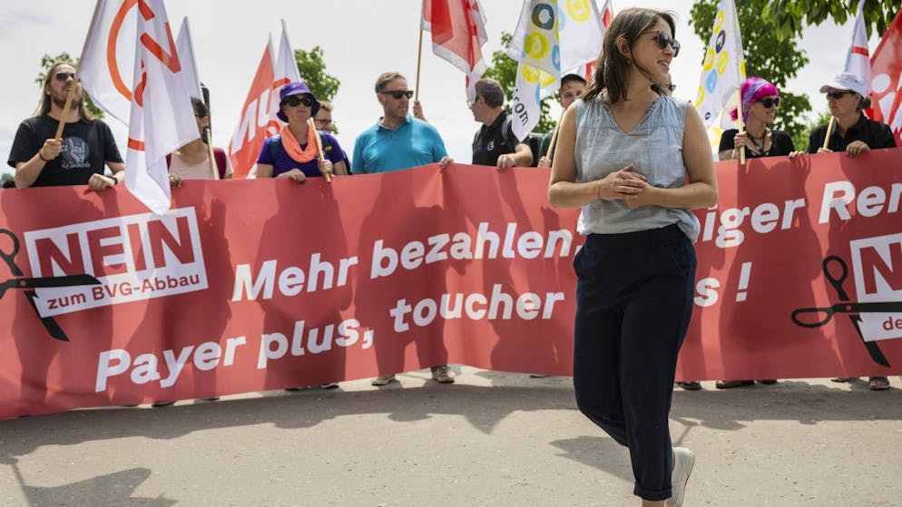SP-Co-Präsidentin Mattea Meyer, macht sich bereit, zusammen mit Aktivist*innen der grossen Gewerkschaften über 140'000 Unter­schriften für das Referendum gegen die Pensionskassen-Reform bei der Bundeskanzlei einzureichen. (17. Juni 2023) 