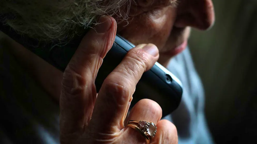 Unknown persons tried to persuade a woman to pay several thousand francs over the phone using a scam. (symbolic picture)