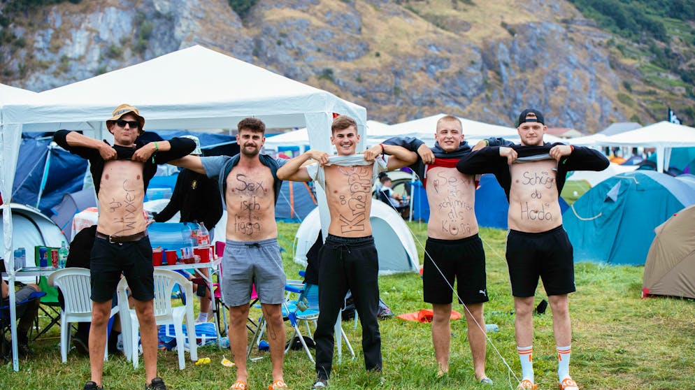 BG9 Gampel. Diese Herren haben beispielsweise ihre Oberkörper mit geistreichen Botschaften verziert.
