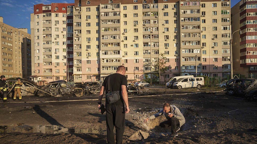 Des Ukrainiens examinent des éclats d'obus après une frappe aérienne russe sur un quartier résidentiel de Soumy, en Ukraine en 2024 (archives).