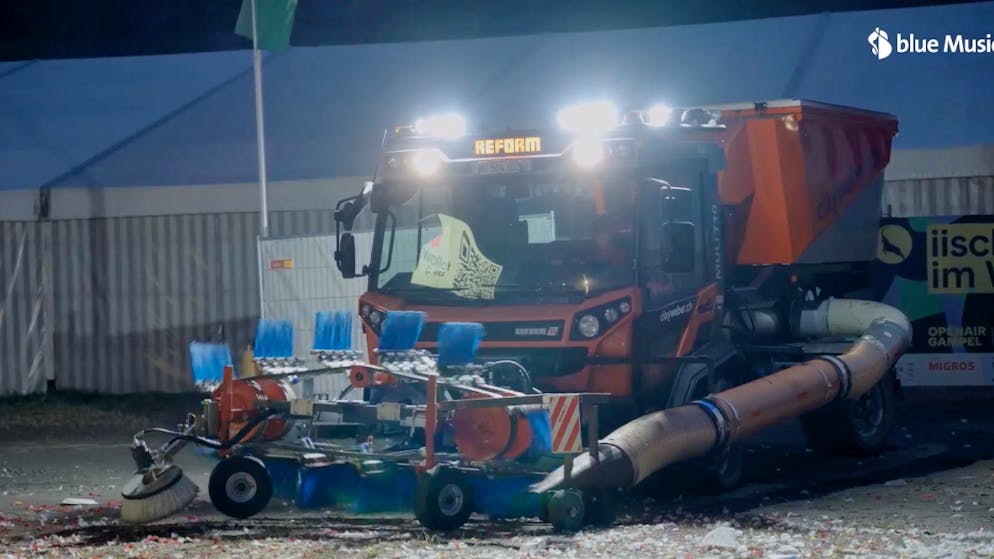 Unterwegs mit der Gampel-Putzcrew. Wenn riesige Staubsauger Unmengen an Müll einsammeln