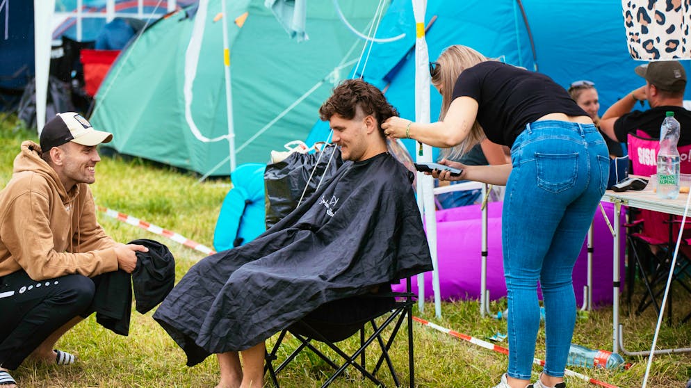 BG9 Gampel. Es scheinen tatsächlich diverse Friseur*innen auf dem Zeltplatz zugegen sein.
