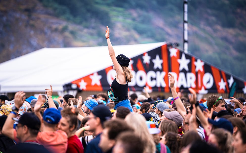 BG10 Gampel. Die Fans singen die Songs lautstark mit.