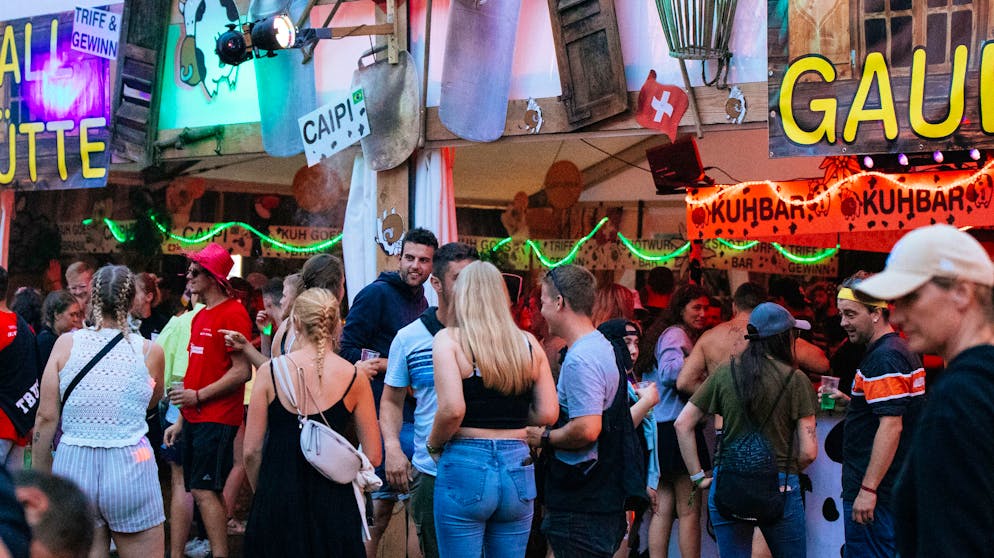 BG12 Gampel. Auch am Samstagabend tauchen die Fans zahlreich auf dem Gelände auf.