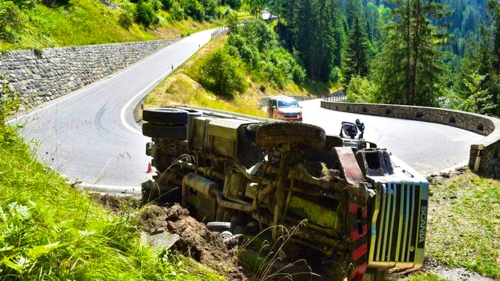 The truck left the road between Bergün and Filisur and overturned.