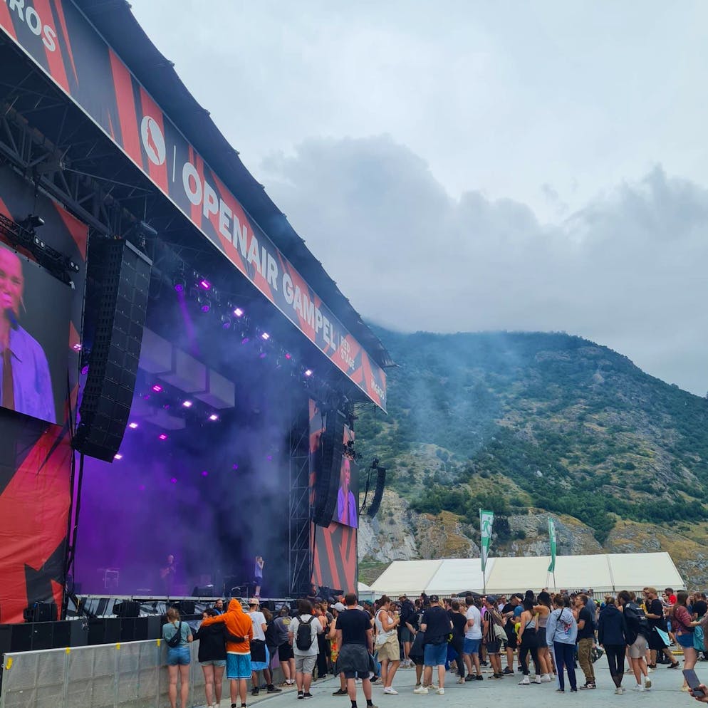 Dunkle Wolken hängen über der Red Stage.