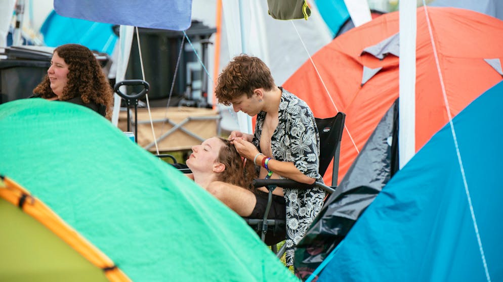 BG9 Gampel. Andere machen sich gegenseitig die Haare schön.
