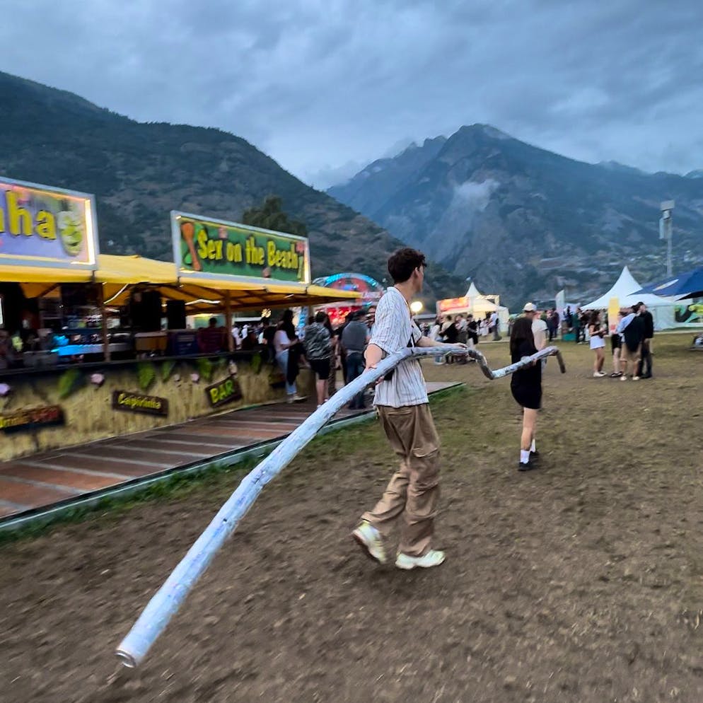 Ein Kunstwerk: Timo (Bildmitte) und sein Mate-Turm.