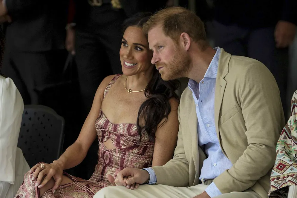 Prinz Harry und Meghan zum Thema Cybermobbing in Kolumbien. Keine Spur von Krisenstimmung: In Kolumbien zeigen sich Harry und Meghan strahlend und händchenhaltend. (AP Photo/Ivan Valencia)