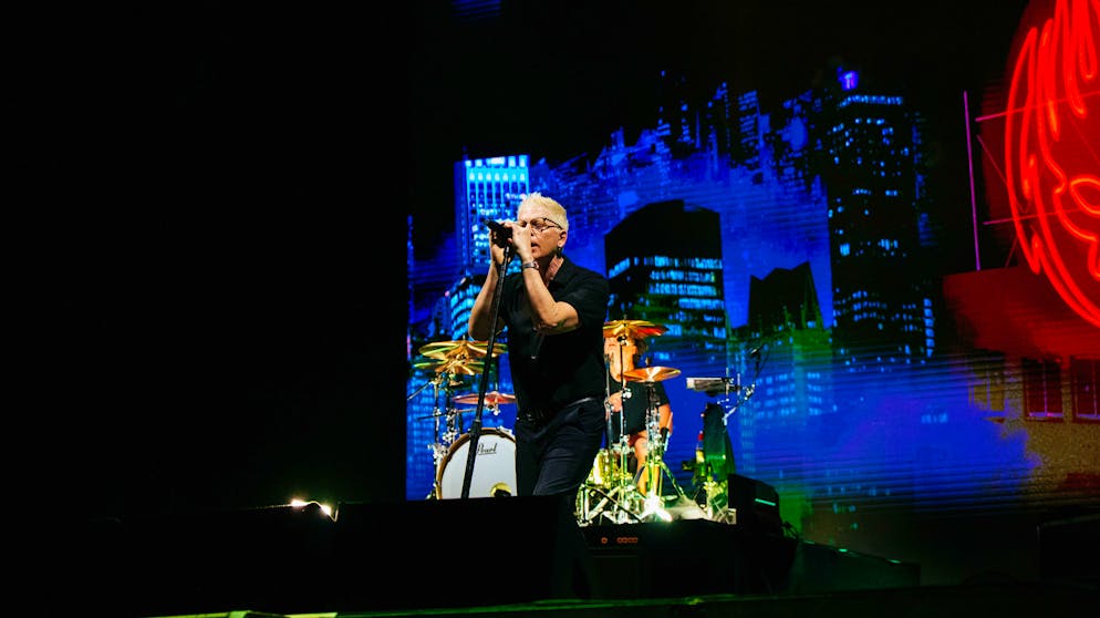 BG8 Gampel. Sänger Bryan «Dexter» Holland strotzt auch im Alter von 58 Jahren noch vor Energie.