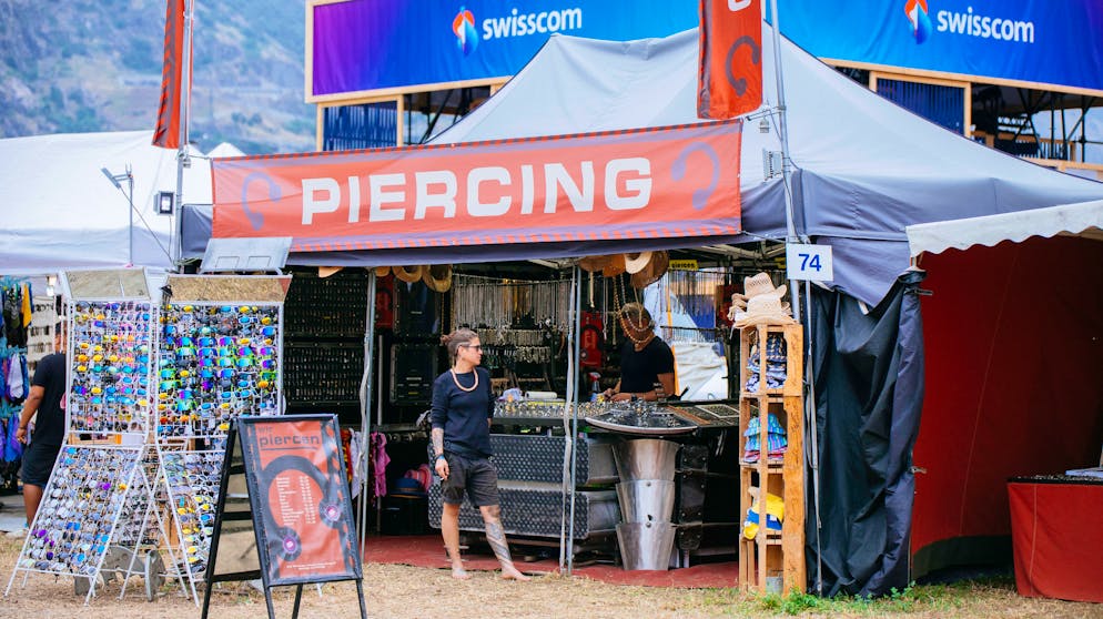 BG11 Gampel. ...oder sich ein Piercing stechen lassen...