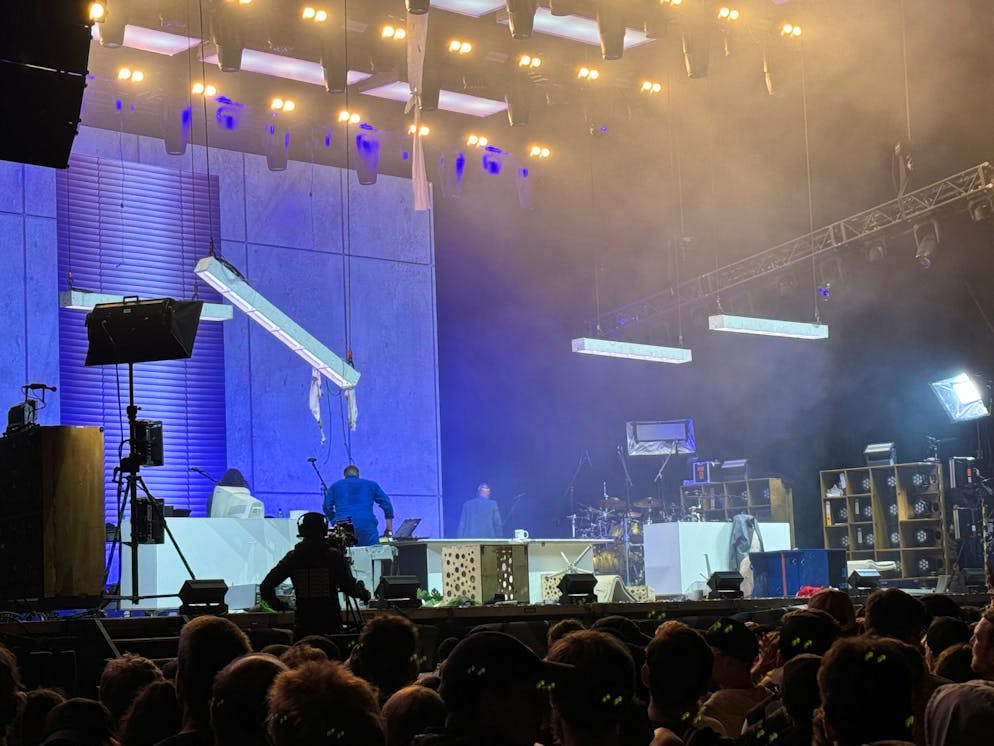 Ein gewöhnliches Büro – auf der Red Stage am Openair Gampel.
