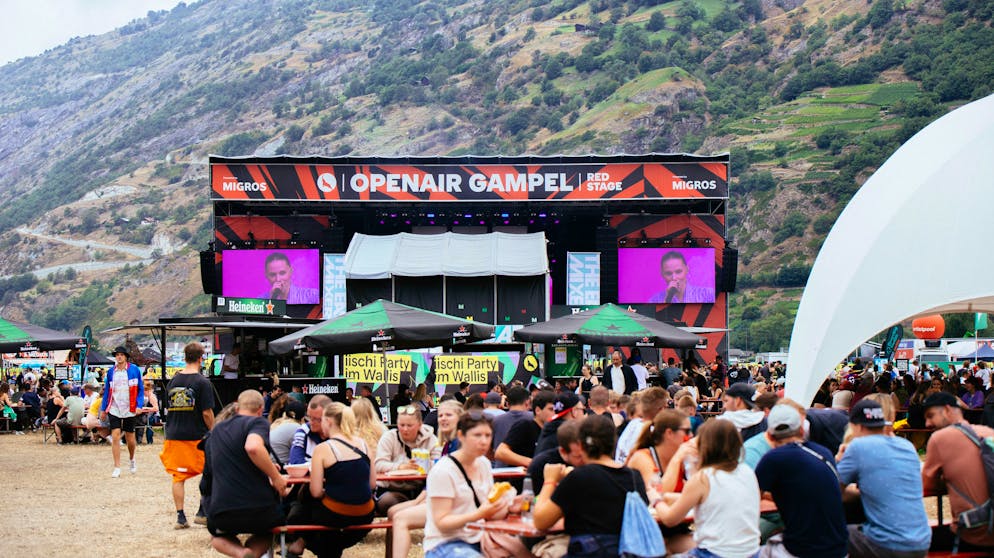 BG11 Gampel. Am Openair Gampel kann man nicht nur Konzerte geniessen oder Party machen, sondern auch gemütlich sitzen...