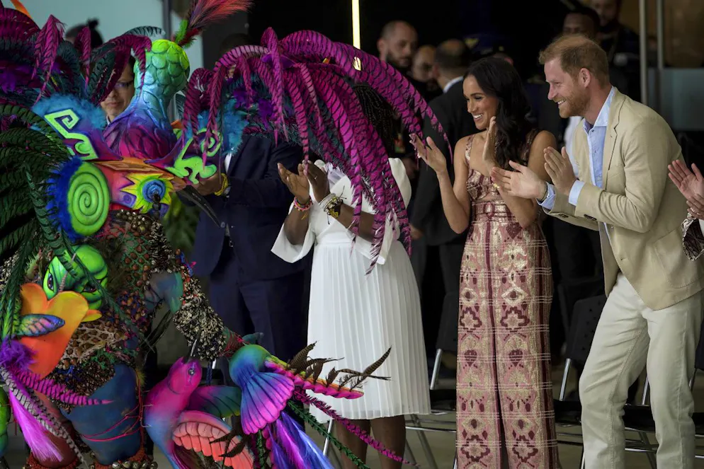 Prinz Harry und Meghan zum Thema Cybermobbing in Kolumbien. Die beiden klatschen ausgelassen bei einer Darbietung mit. (AP Photo/Ivan Valencia)