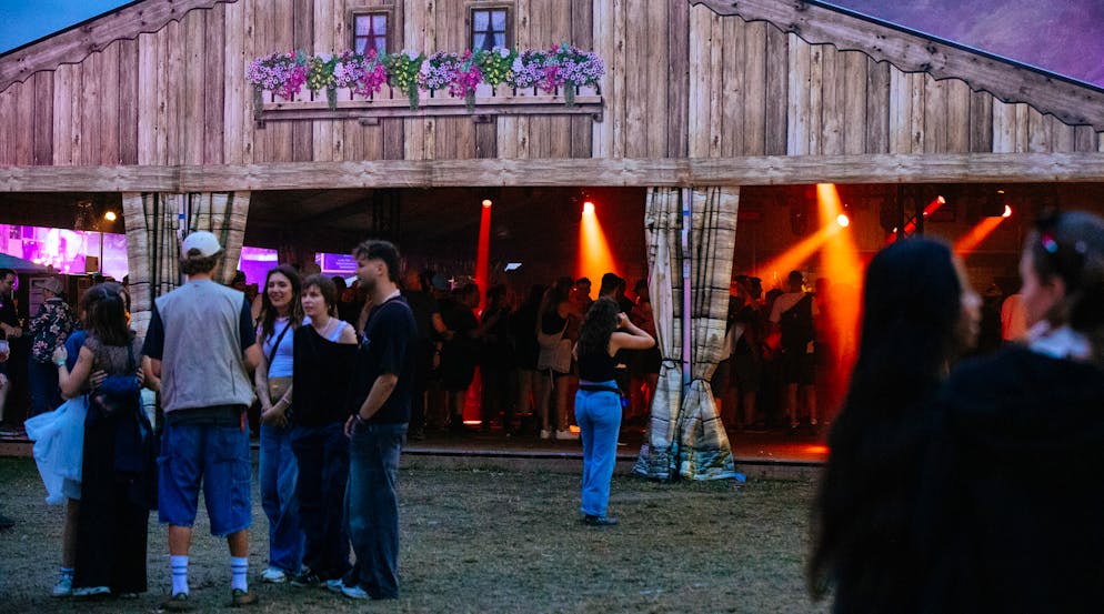 BG12 Gampel. ...auch wenn die Partyzelter noch nicht rappelvoll sind. Das dürfte sich zu später Stunde noch ändern.