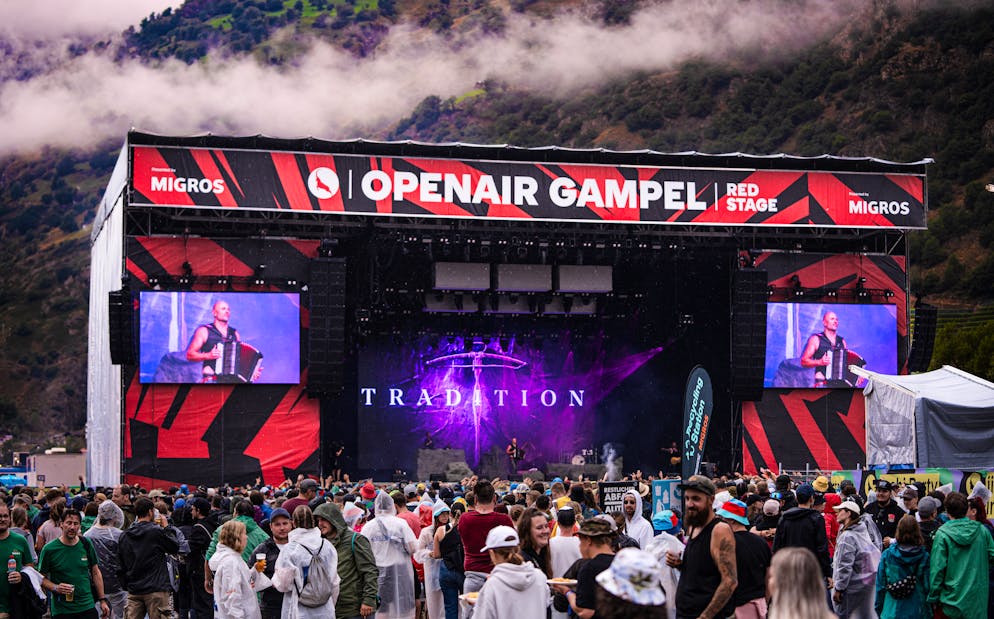 BG10 Gampel. Und auch der Regen ist wohl Bligg-Fan und macht kurz Pause.