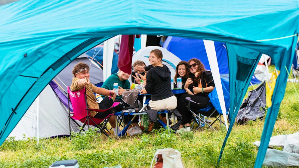 BG9 Gampel. Wieder andere haben einfach eine gemütliche Zeit zusammen...