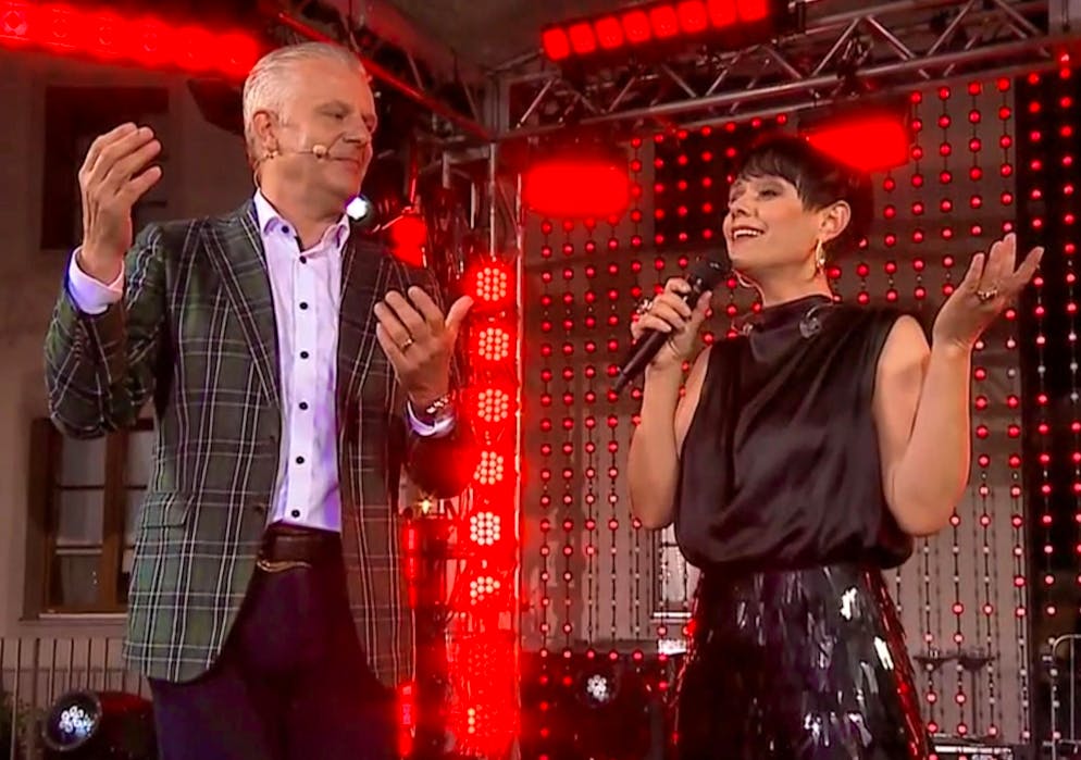 In high spirits despite the rain: presenter Rainer Maria Salzgeber and Francine Jordi on the SRF show "Zuegab".