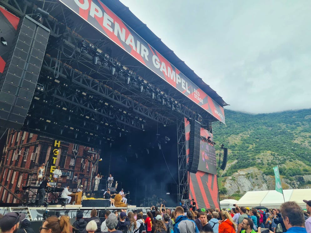 Während Stress mit seiner «MTV-Unplugged»-Formation auf der Bühne steht, wird der Himmel darüber immer dunkler.