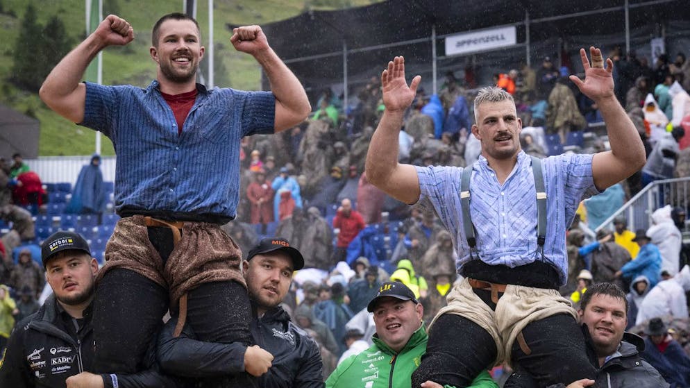 Samuel Giger und Fabian Staudenmann stellen und stehen so auf der Schwägalp beide als Sieger fest.
