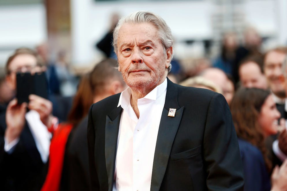 Von diesen Stars mussten wir uns 2024 verabschieden. <strong>18.08. Alain Delon (88):</strong> Tief ins Gesicht gezogener Hut, hochgeschlagener Kragen, stoischer Gesichtsausdruck – so entdeckte die Welt den Franzosen in «Eiskalter Engel» von Jean-Pierre Melville.