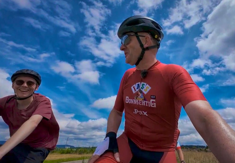Often in the picture: Rainer Maria Salzgeber on one of his "Donnschtig-Jass" bike tours from one venue to the next.