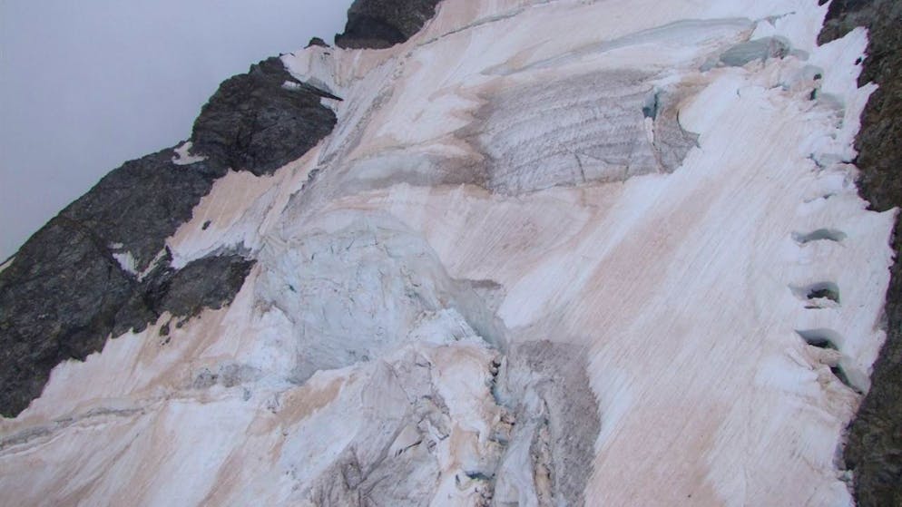 Il 43enne era legato in cordata con un amico quando è precipitato.