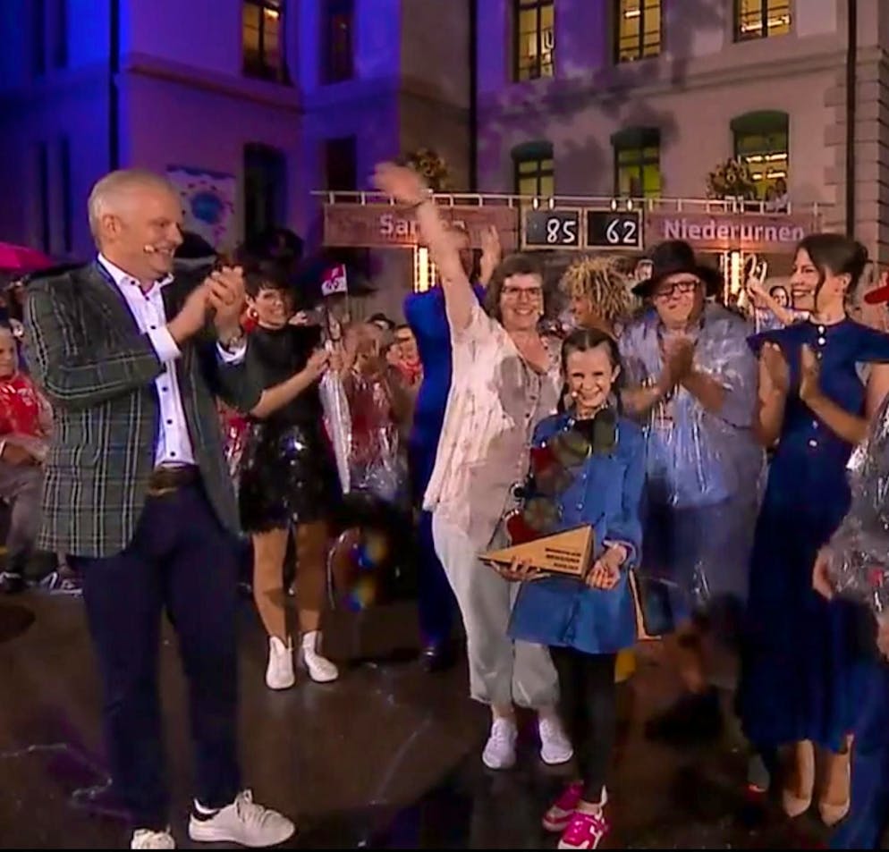 Little Jasser big time: Lena with the winner's trophy in rainy Näfels.