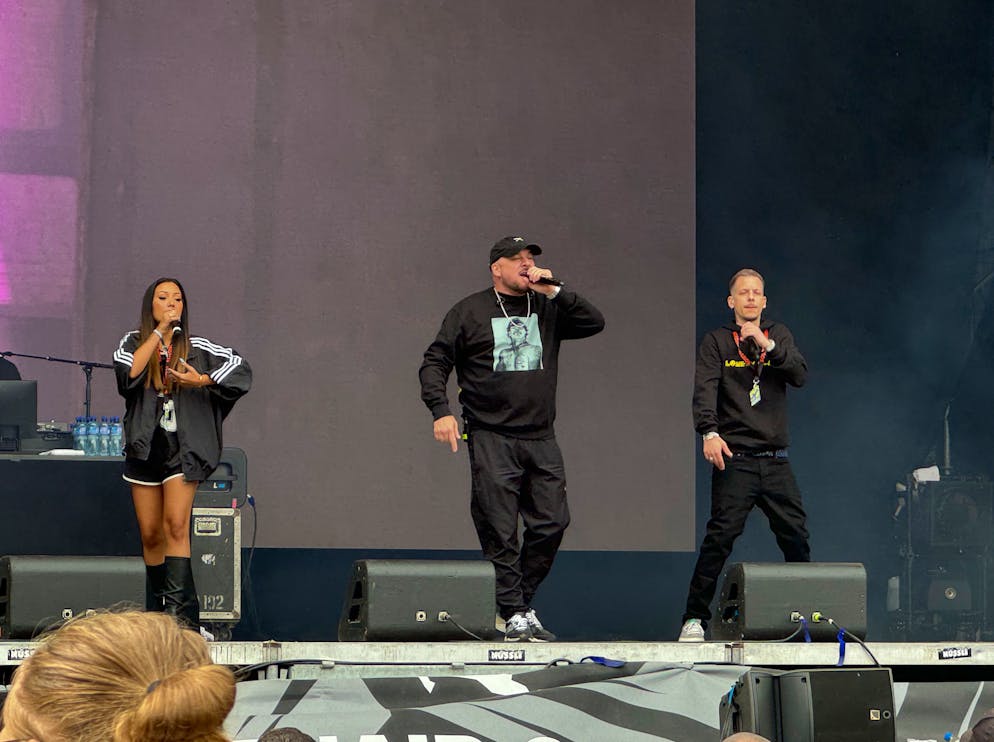 BG16 Gampel. Als letzter Act tritt Kool Savas (Bildmitte) am Openair Gampel auf.