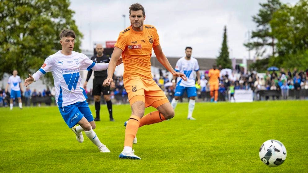 GC's Pascal Schürpf (right) scores three times in the Cup against Regensdorf.