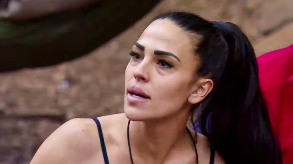 «Mädchen, was willst du?» Elena Miras geht in der aufgezeichnete Jubiläumsstaffel zum 20-jährigen Bestehen des Dschungelcamps auf Konfrontationskurs.