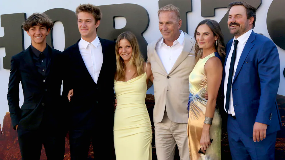 Kevin Costner feiert die Premiere von «Horizon. Chapter 1» am 24. Juni 2024 in Los Angeles mit vier seiner sieben Kinder. V. l. n. r.: Hayes Costner (15), Cayden Costner (17), Grace Costner (14), Kevin Costner (69), Annie Costner (40), Gast.