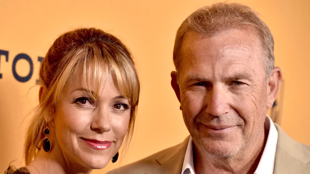 Kevin Costner mit seiner damaligen Frau Christine Baumgartner im Juni 2018 in Los Angeles. Costner und Baumgartner liessen sich 2023 nach fast 19 Jahren Ehe scheiden. 1998 wurden sie ein Paar, 2004 heirateten sie.