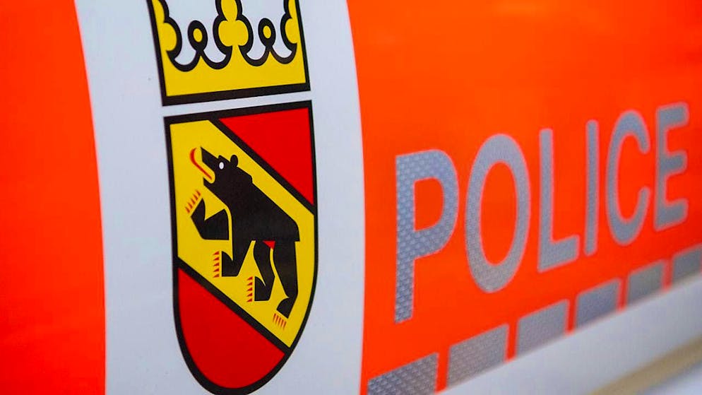 The Bern cantonal police are looking for a group of teenagers who threatened a woman with a knife in the middle of Moutier on Saturday afternoon.