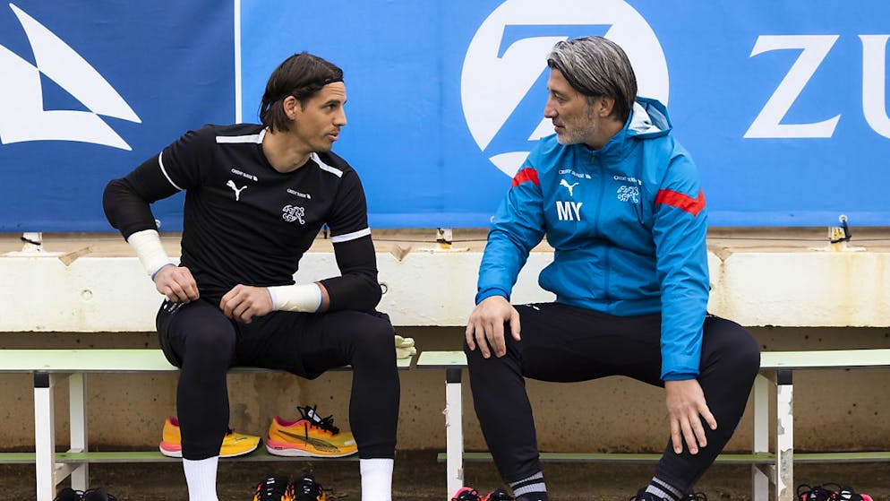 Murat Yakin bei einer Diskussion mit Yann Sommer im letzten März im Trainingscamp in Spanien