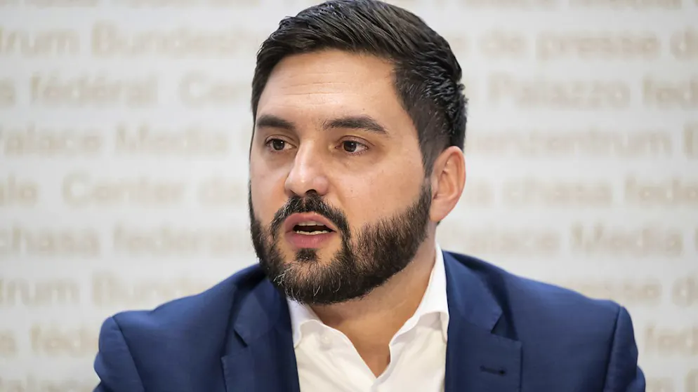 Unbekannte Liebesbetrüger haben sich im Internet als Cedric Wermuth, Co-Präsident der SP Schweiz und Aargauer Nationalrat, ausgegeben. Wermuth reichte Strafanzeige ein. (Archivbild)