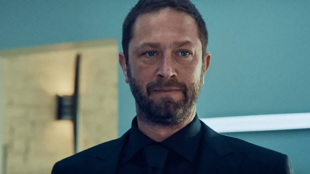 «The Bear» Staffel 3: So viele schicke Menüs, aber niemand hat Hunger. Richie (Ebon Moss-Bachrach) befindet sich im Wandel: Vom sturen Koch in einem scheiternden Sandwich-Laden ist er nun plötzlich in der Welt der Haute Cuisine – und muss sich erst noch zurecht finden.