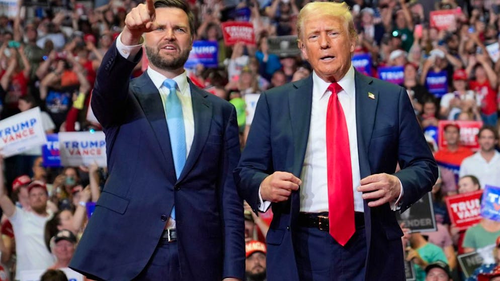 ARCHIV - Der republikanische Präsidentschaftskandidat Donald Trump und der republikanische Vizepräsidentschaftskandidat J.D. Vance kommen zu einer Wahlkampfveranstaltung. Foto: Evan Vucci/AP/dpa