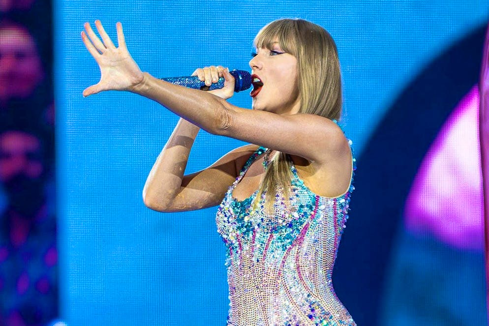 Singer Taylor Swift has met with children injured in the Southport knife attack during her "The Eras" tour in London.